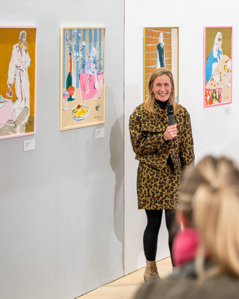 Illustratorin und Künstlerin Nadja König bei ihrer Ausstellung in München im Oberpollinger