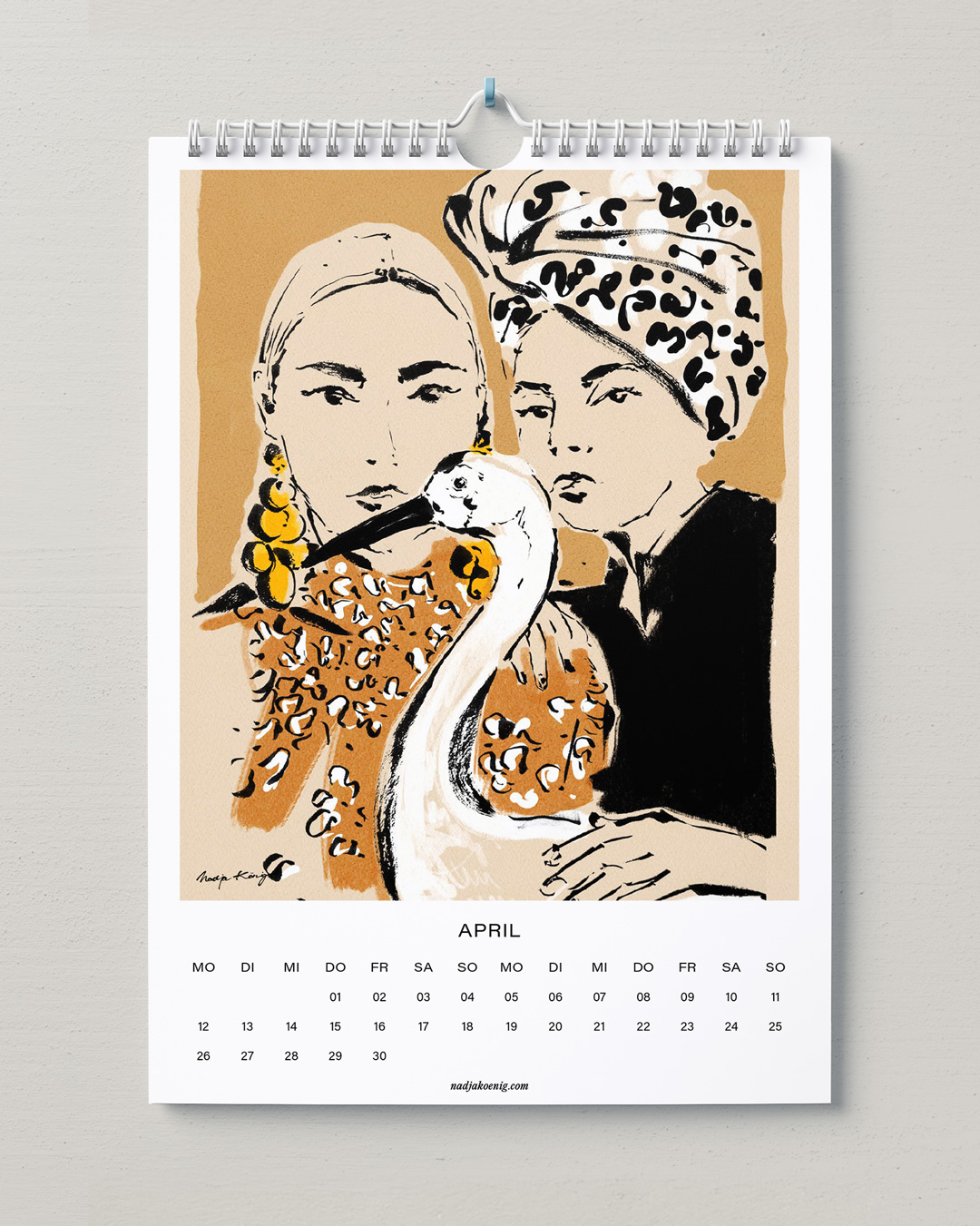 Wandkalender 2027 von Nadja König, April: zwei Frauen mit Turban und Leopardenmuster, davor ein weißer Vogel