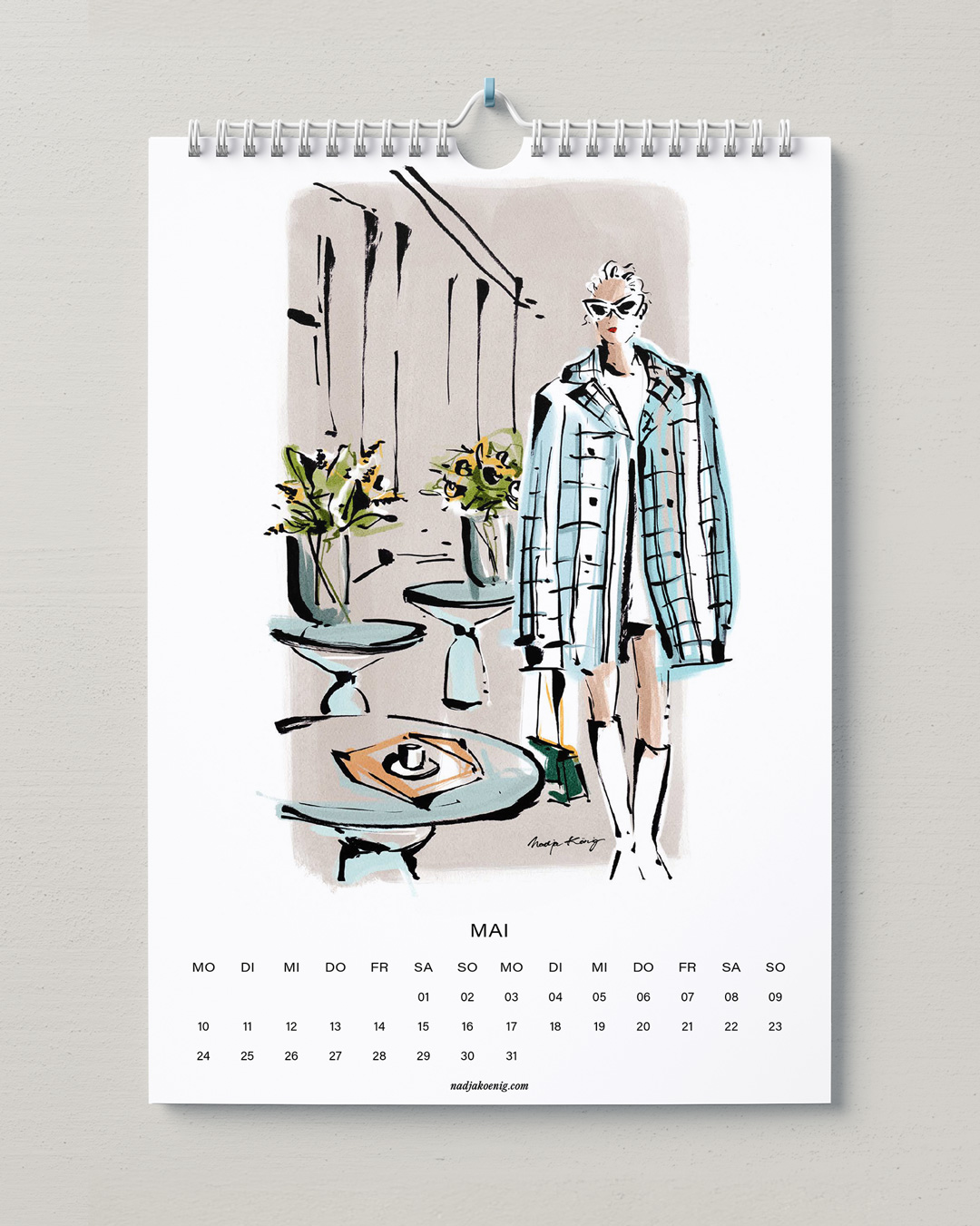 Wandkalender 2027 von Nadja König, Mai: Figur im karierten Mantel zwischen Bistrotischen und Pflanzen