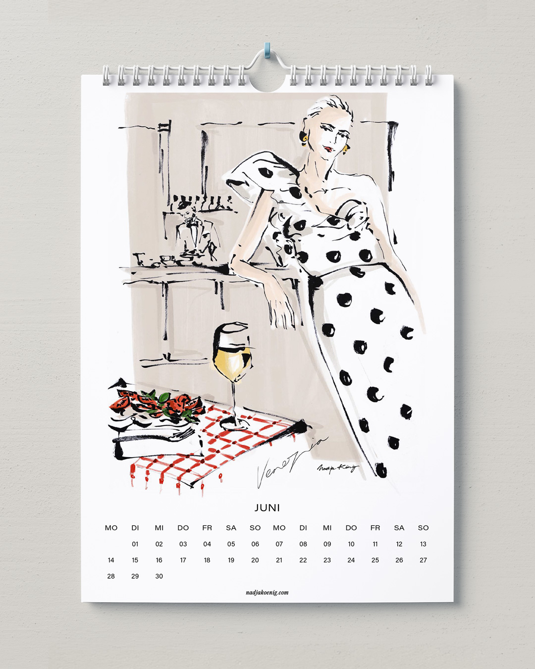 Wandkalender 2027 von Nadja König, Juni: Frau im gepunkteten Kleid am Tisch mit einem Glas Weißwein