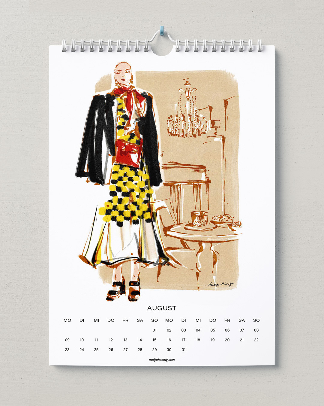 Wandkalender 2027 von Nadja König, August: Frau in Lederjacke und gelb kariertem Rock unter einem Kronleuchter