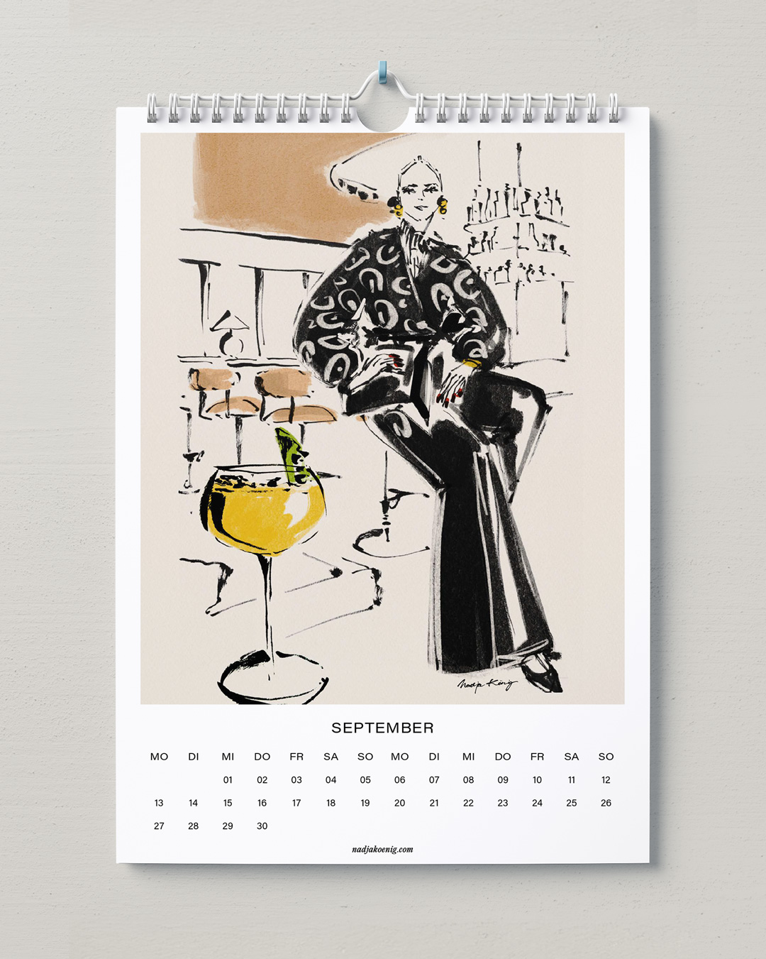 Wandkalender 2027 von Nadja König, September: Frau im gemusterten Outfit an einer Bar mit Cocktailglas