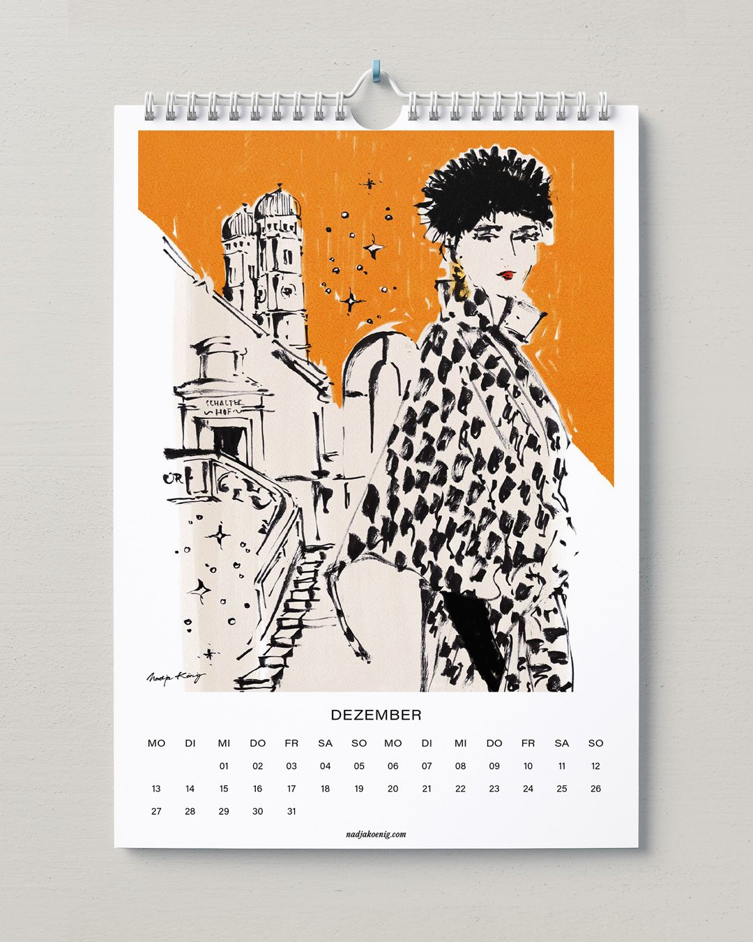 Wandkalender 2027 von Nadja König, Dezember: Frau im gemusterten Mantel vor einer Altstadtgasse